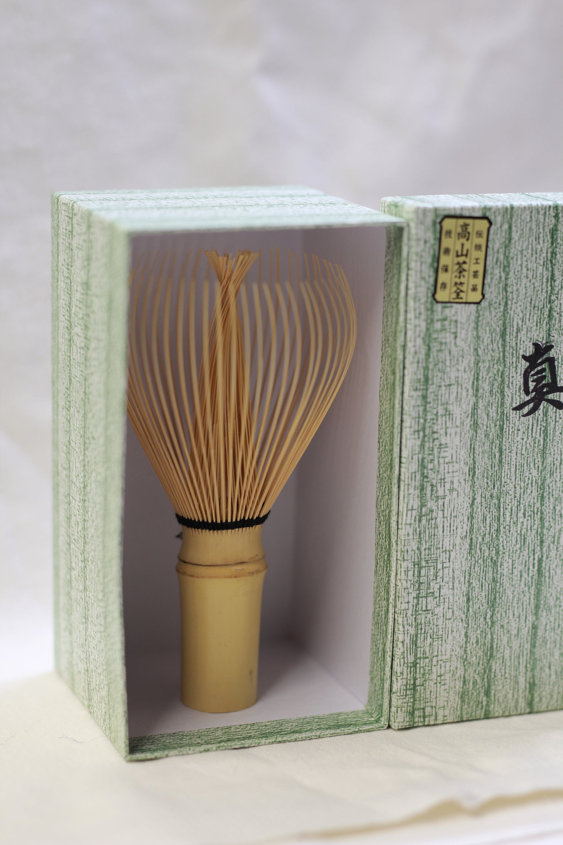 Takayama Chasen Sekishu-Ryu - White Bamboo Shin (black thread)